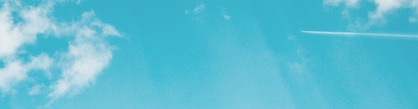 空と飛行機雲の写真（想いをのせるイメージ）